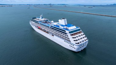 Okyanus denizinde hava manzaralı yolcu gemisi, lüks yolcu gemisi, modern deniz yolculuğu yaşam tarzı okyanus denizi, seyahat gemisi özel turizm seyahati, tatil izni..