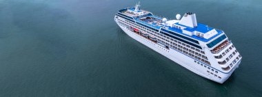 Okyanus denizinde hava manzaralı yolcu gemisi, lüks yolcu gemisi, modern deniz yolculuğu yaşam tarzı okyanus denizi, seyahat gemisi özel turizm seyahati, tatil izni..
