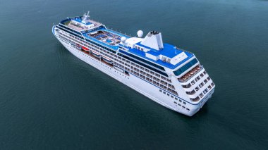 Okyanus denizinde hava manzaralı yolcu gemisi, lüks yolcu gemisi, modern deniz yolculuğu yaşam tarzı okyanus denizi, seyahat gemisi özel turizm seyahati, tatil izni..
