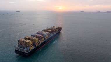 Konteynır gemisi kargo taşımacılığı uluslararası günbatımı, Global ticari nakliye ithalat ihracat lojistik nakliye konteynır gemisi, konteyner gemisi kargo gemisi deniz konteynırı gemisi.