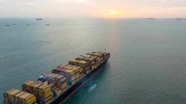 Konteynır gemisi kargo taşımacılığı uluslararası günbatımı, Global ticari nakliye ithalat ihracat lojistik nakliye konteynır gemisi, konteyner gemisi kargo gemisi deniz konteynırı gemisi.