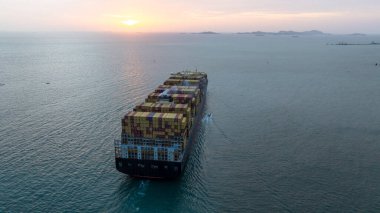 Konteynır gemisi kargo taşımacılığı uluslararası günbatımı, Global ticari nakliye ithalat ihracat lojistik nakliye konteynır gemisi, konteyner gemisi kargo gemisi deniz konteynırı gemisi.