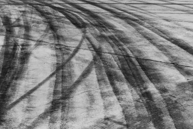 Yolda siyah lastik izleri, lastik izleri, lastik izleri, tekerlek izi dokusu ve arka plan, araba lastiği izi grunge, araba tekerleği lastik izi siyah lastik izi, hava manzarası....