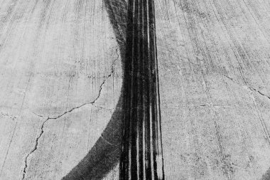 Yolda siyah lastik izleri, lastik izleri, lastik izleri, tekerlek izi dokusu ve arka plan, araba lastiği izi grunge, araba tekerleği lastik izi siyah lastik izi, hava manzarası....