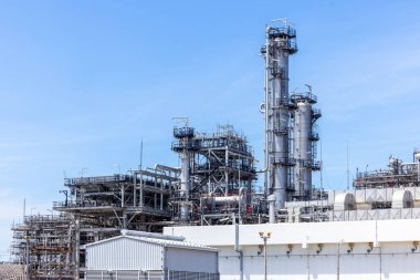 Mavi gökyüzü arka planında petrol ve gaz rafinerisi sanayi, petrol ve doğalgaz rafinerisi petrol fabrikası boru hattı çeliği, petrol ve doğalgaz rafineri fabrikası bakım, küresel enerji rafinerisi.