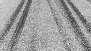 Yolda siyah lastik izleri, lastik izleri, lastik izleri, tekerlek izi dokusu ve arka plan, araba lastiği izi grunge, araba tekerleği lastik izi siyah lastik izi, hava manzarası....
