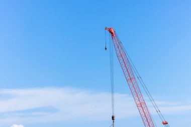 İnşaat tesisleri, vinçler, çok katlı bitmemiş binalar, bir sürü vinç ve endüstriyel inşaat ekipmanı, inşaat alanı mavi gökyüzü arka planı..