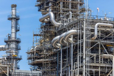 Mavi gökyüzü arka planında petrol ve gaz rafinerisi sanayi, petrol ve doğalgaz rafinerisi petrol fabrikası boru hattı çeliği, petrol ve doğalgaz rafineri fabrikası bakım, küresel enerji rafinerisi.