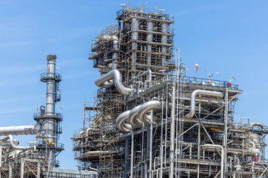 Mavi gökyüzü arka planında petrol ve gaz rafinerisi sanayi, petrol ve doğalgaz rafinerisi petrol fabrikası boru hattı çeliği, petrol ve doğalgaz rafineri fabrikası bakım, küresel enerji rafinerisi.