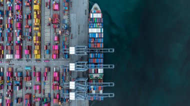 Uluslararası liman terminalindeki hava görüntüleme konteynır kargo gemisi gantry vinçli, Global iş ithalat lojistik ihracat deniz taşımacılığı konteynır kargo gemisi, konteyner gemisi kargo nakliye gemisi.