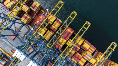 Uluslararası liman terminalindeki hava görüntüleme konteynır kargo gemisi gantry vinçli, Global iş ithalat lojistik ihracat deniz taşımacılığı konteynır kargo gemisi, konteyner gemisi kargo nakliye gemisi.