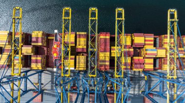 Uluslararası liman terminalindeki hava görüntüleme konteynır kargo gemisi gantry vinçli, Global iş ithalat lojistik ihracat deniz taşımacılığı konteynır kargo gemisi, konteyner gemisi kargo nakliye gemisi.
