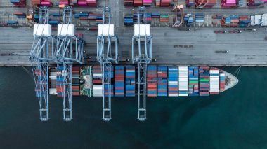 Uluslararası liman terminalindeki hava görüntüleme konteynır kargo gemisi gantry vinçli, Global iş ithalat lojistik ihracat deniz taşımacılığı konteynır kargo gemisi, konteyner gemisi kargo nakliye gemisi.