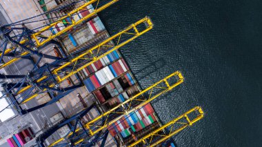 Uluslararası liman terminalindeki hava görüntüleme konteynır kargo gemisi gantry vinçli, Global iş ithalat lojistik ihracat deniz taşımacılığı konteynır kargo gemisi, konteyner gemisi kargo nakliye gemisi.