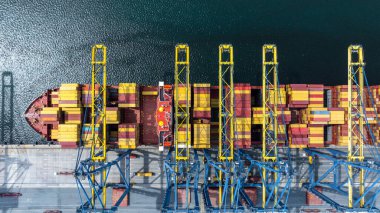 Uluslararası liman terminalindeki hava görüntüleme konteynır kargo gemisi gantry vinçli, Global iş ithalat lojistik ihracat deniz taşımacılığı konteynır kargo gemisi, konteyner gemisi kargo nakliye gemisi.