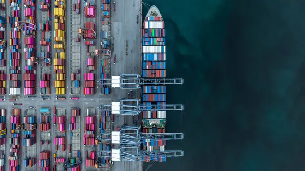 Uluslararası liman terminalindeki hava görüntüleme konteynır kargo gemisi gantry vinçli, Global iş ithalat lojistik ihracat deniz taşımacılığı konteynır kargo gemisi, konteyner gemisi kargo nakliye gemisi.