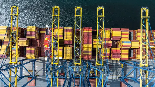 Uluslararası liman terminalindeki hava görüntüleme konteynır kargo gemisi gantry vinçli, Global iş ithalat lojistik ihracat deniz taşımacılığı konteynır kargo gemisi, konteyner gemisi kargo nakliye gemisi.