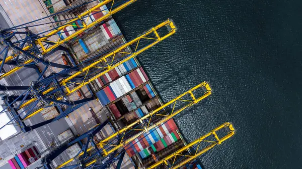 Uluslararası liman terminalindeki hava görüntüleme konteynır kargo gemisi gantry vinçli, Global iş ithalat lojistik ihracat deniz taşımacılığı konteynır kargo gemisi, konteyner gemisi kargo nakliye gemisi.