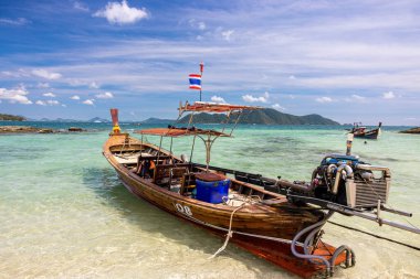 Ko Bon, Phuket 'in güneyinde küçük bir ada, iyi tanınmayan ve çok meşgul olmayan. Gök mavisi ve turkuaz deniz, gerçek küçük bir cennet.