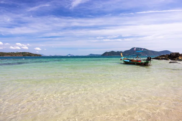 Ko Bon, Phuket 'in güneyinde küçük bir ada, iyi tanınmayan ve çok meşgul olmayan. Gök mavisi ve turkuaz deniz, gerçek küçük bir cennet.