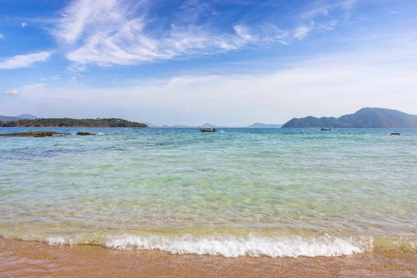 Ko Bon, Phuket 'in güneyinde küçük bir ada, iyi tanınmayan ve çok meşgul olmayan. Gök mavisi ve turkuaz deniz, gerçek küçük bir cennet.