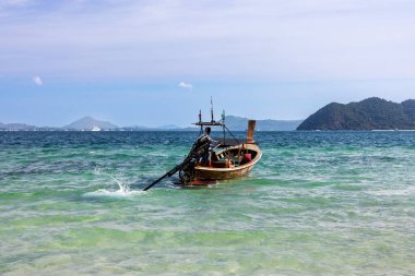 Ko Bon, Phuket 'in güneyinde küçük bir ada, iyi tanınmayan ve çok meşgul olmayan. Gök mavisi ve turkuaz deniz, gerçek küçük bir cennet.