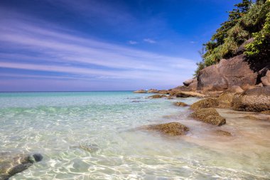 Kata Noi plajı, Phuket 'in güneybatısında, ne çok tanınan ne de çok meşgul. Gök mavisi ve turkuaz deniz, gerçek küçük bir cennet.
