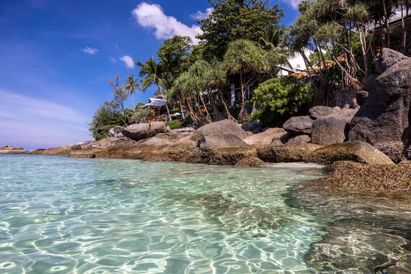 Kata Noi plajı, Phuket 'in güneybatısında, ne çok tanınan ne de çok meşgul. Gök mavisi ve turkuaz deniz, gerçek küçük bir cennet.