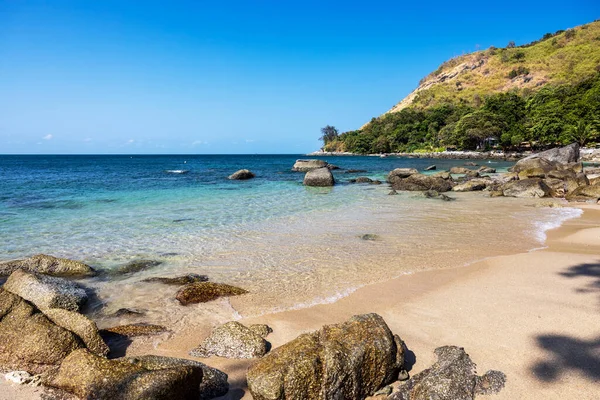 Aosane plajı, Phuket 'in güneyi, ne iyi biliniyor ne de çok meşgul. Gök mavisi ve turkuaz deniz, gerçek küçük bir cennet.