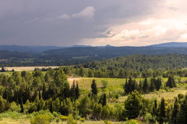 Fransa 'nın güneyindeki küçük bir şarap köyü üzerinde bulutlu ve fırtınalı bir gökyüzü.