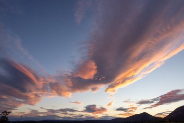 Güneşin doğuşunda güzel bulutlu bir gökyüzü.