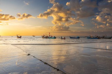 Gün batımında gün batımında Tayland 'daki Phuket adasının kuzeybatısındaki Naiyang Sahili' nde..