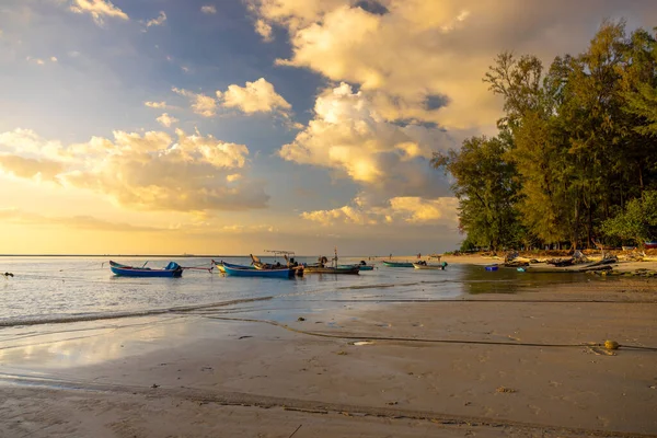 Gün batımında gün batımında Tayland 'daki Phuket adasının kuzeybatısındaki Naiyang Sahili' nde..
