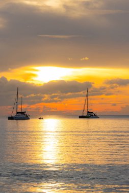 Gün batımında gün batımında Tayland 'daki Phuket adasının kuzeybatısındaki Naiyang Sahili' nde..