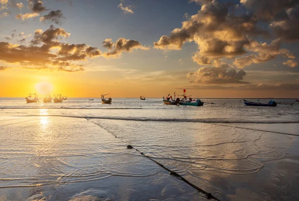 Gün batımında gün batımında Tayland 'daki Phuket adasının kuzeybatısındaki Naiyang Sahili' nde..