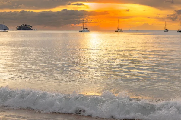 Gün batımında gün batımında Tayland 'daki Phuket adasının kuzeybatısındaki Naiyang Sahili' nde..