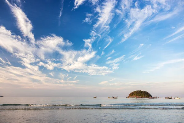 Phuket adasındaki Kata Sahili 'nde turkuaz deniz manzaralı çok güzel bir sahil..