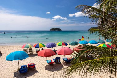 Phuket adasındaki Kata Sahili 'nde turkuaz deniz manzaralı çok güzel bir sahil..