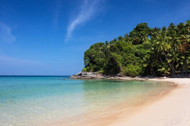Phuket adasındaki Kata Sahili 'nde turkuaz deniz manzaralı çok güzel bir sahil..