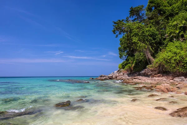 Phuket adasındaki Kata Sahili 'nde turkuaz deniz manzaralı çok güzel bir sahil..