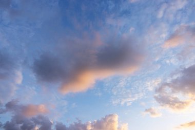 Güneşin doğuşunda güzel bulutlu bir gökyüzü.