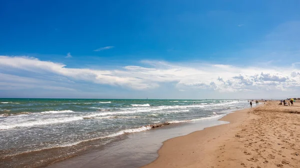 Güneşli bir günde Akdeniz manzarası.