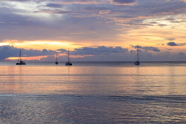 Tayland 'ın Phuket adasındaki Naiyang plajında sihirli güneş batıyor..