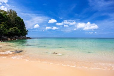 Phuket adasındaki Kata Sahili 'nde turkuaz deniz manzaralı çok güzel bir sahil..