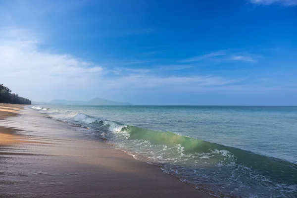 Phuket adasındaki Kata Sahili 'nde turkuaz deniz manzaralı çok güzel bir sahil..