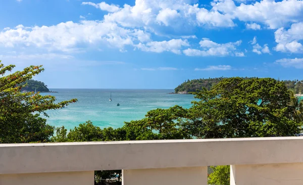 Phuket adasındaki Kata Sahili 'nde turkuaz deniz manzaralı çok güzel bir sahil..