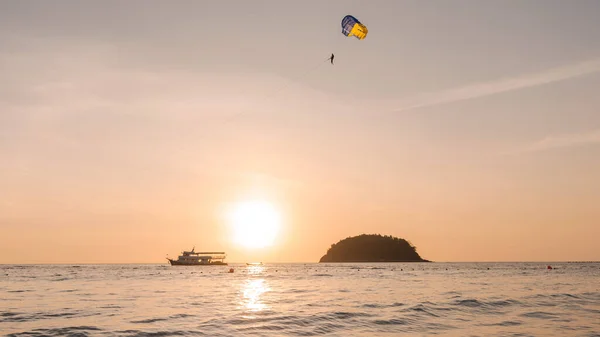 Phuket adasındaki Kata Sahili 'nde turkuaz deniz manzaralı çok güzel bir sahil..