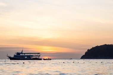 Phuket adasındaki Kata Sahili 'nde turkuaz deniz manzaralı çok güzel bir sahil. Gün batımı.