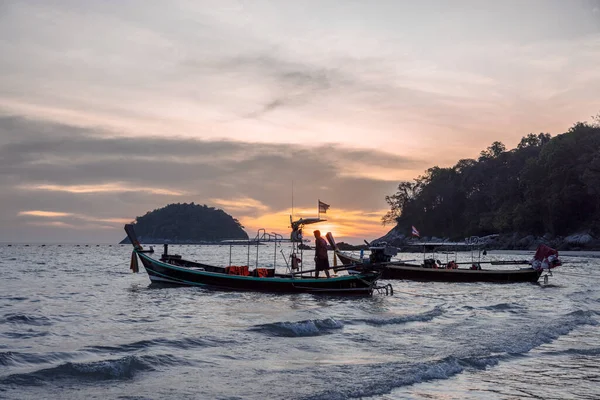 Phuket adasındaki Kata Sahili 'nde turkuaz deniz manzaralı çok güzel bir sahil. Gün batımı.