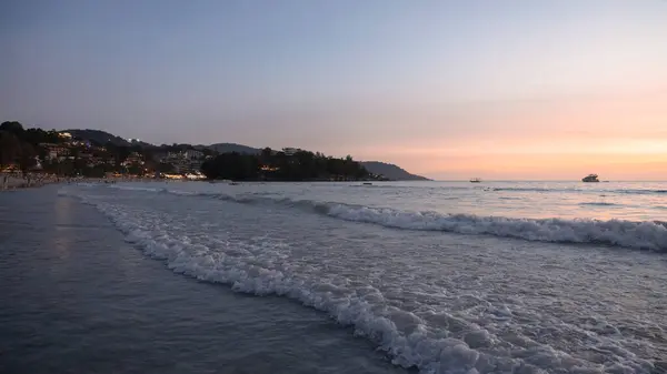 Phuket adasındaki Kata Sahili 'nde turkuaz deniz manzaralı çok güzel bir sahil. Gün batımı.